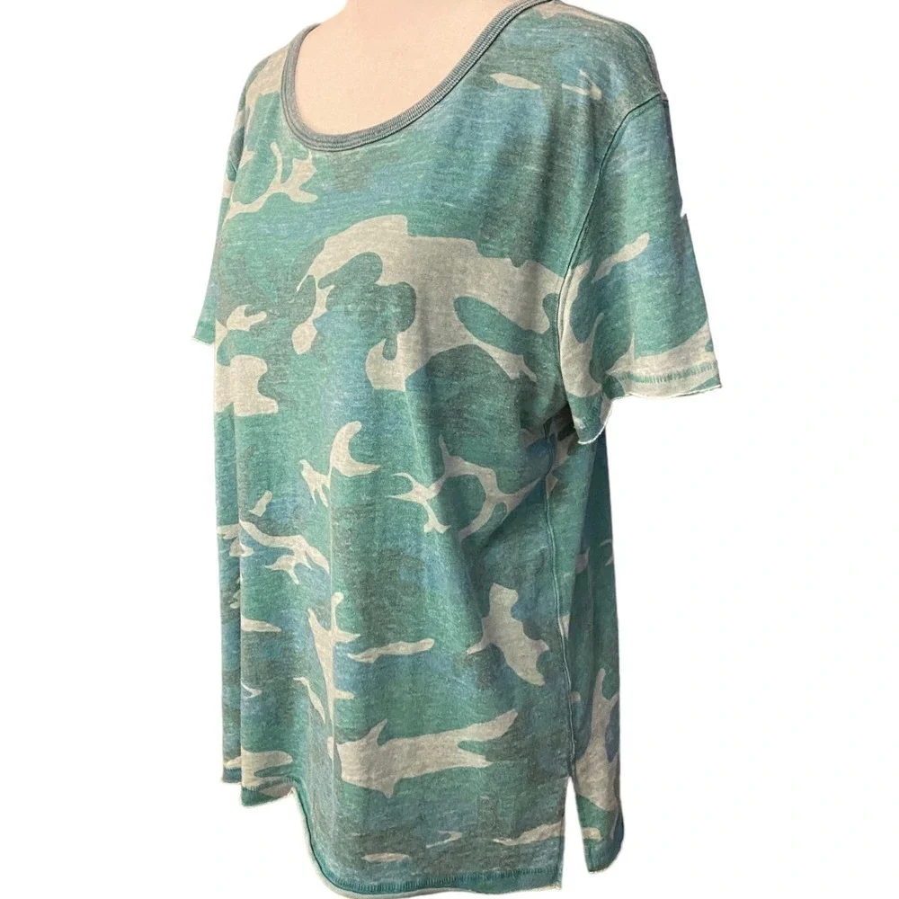Free People Women Faded Camo Raw Hem Relaxed Crew Neck T-Shirt Green Khaki Small